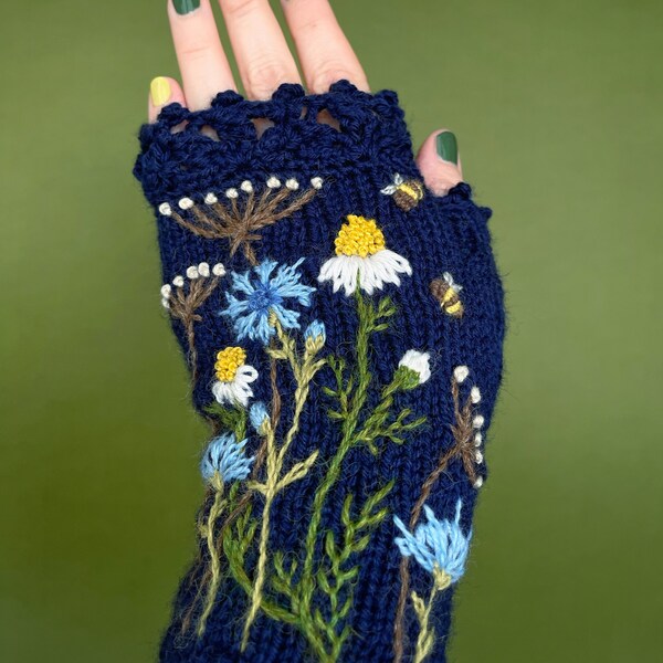 Gants bleu marine avec fleurs sauvages, Mitaines en tricot, Mitaines brodées, Fleurs et abeilles, Gants et mitaines, Idées cadeaux, Pour elle