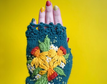 Gants bleu sarcelle avec jonquilles et abeilles, broderie de fleurs de narcisse, jonquilles en fleurs, mitaines en tricot, gants et moufles, pour elle