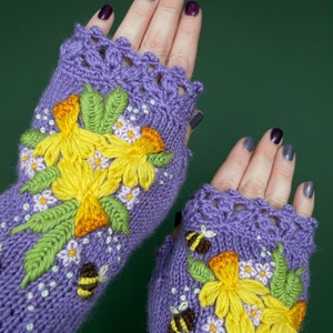 Gants lilas avec jonquilles et abeilles, Gants avec fleurs de printemps, Gants de broderie de fleurs de narcisse, Fleurs jaunes, Jonquilles en fleurs image 3