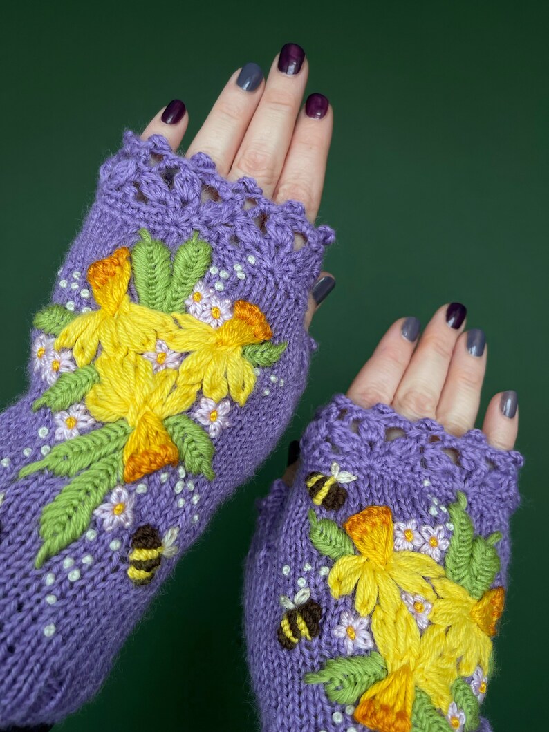 Gants lilas avec jonquilles et abeilles, Gants avec fleurs de printemps, Gants de broderie de fleurs de narcisse, Fleurs jaunes, Jonquilles en fleurs image 3