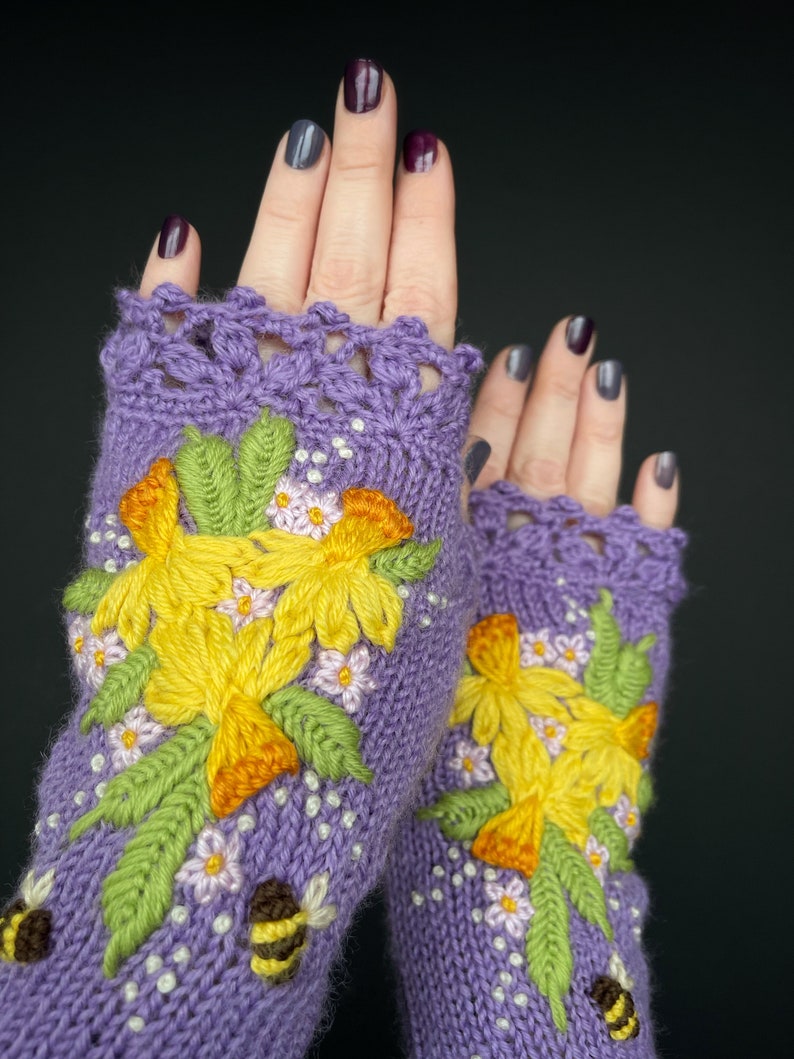 Gants lilas avec jonquilles et abeilles, Gants avec fleurs de printemps, Gants de broderie de fleurs de narcisse, Fleurs jaunes, Jonquilles en fleurs image 5