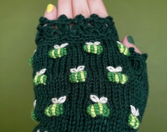 Gants sans doigts tricotés à la main vert foncé avec abeilles vertes, broderie, gants et mitaines, pour elle, accessoires d'hiver, cadeau pour femme