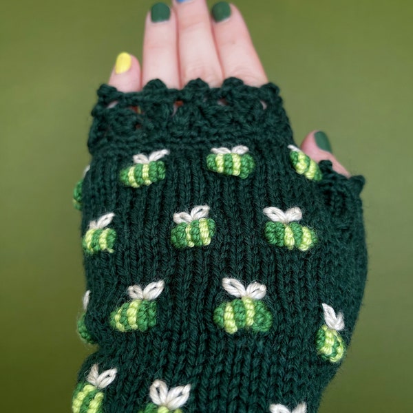 Gants sans doigts tricotés à la main vert foncé avec abeilles vertes, broderie, gants et mitaines, pour elle, accessoires d'hiver, cadeau pour femme