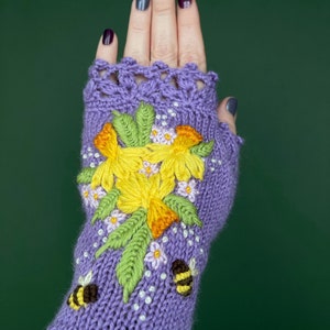 Gants lilas avec jonquilles et abeilles, Gants avec fleurs de printemps, Gants de broderie de fleurs de narcisse, Fleurs jaunes, Jonquilles en fleurs image 2