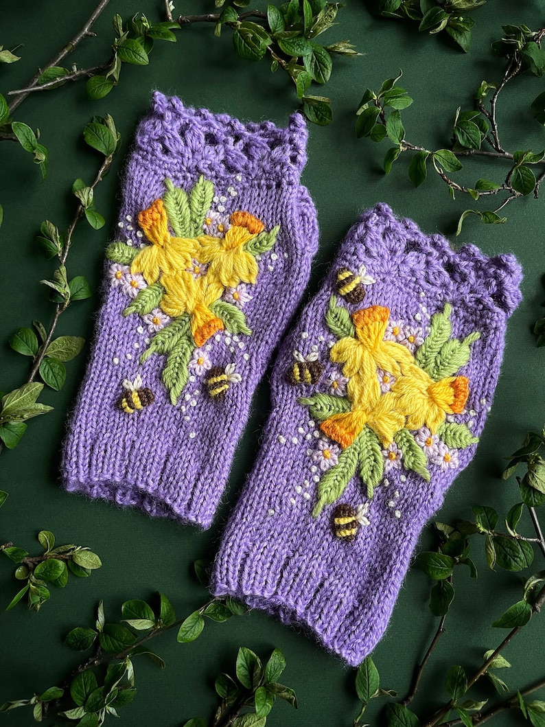 Gants lilas avec jonquilles et abeilles, Gants avec fleurs de printemps, Gants de broderie de fleurs de narcisse, Fleurs jaunes, Jonquilles en fleurs image 1