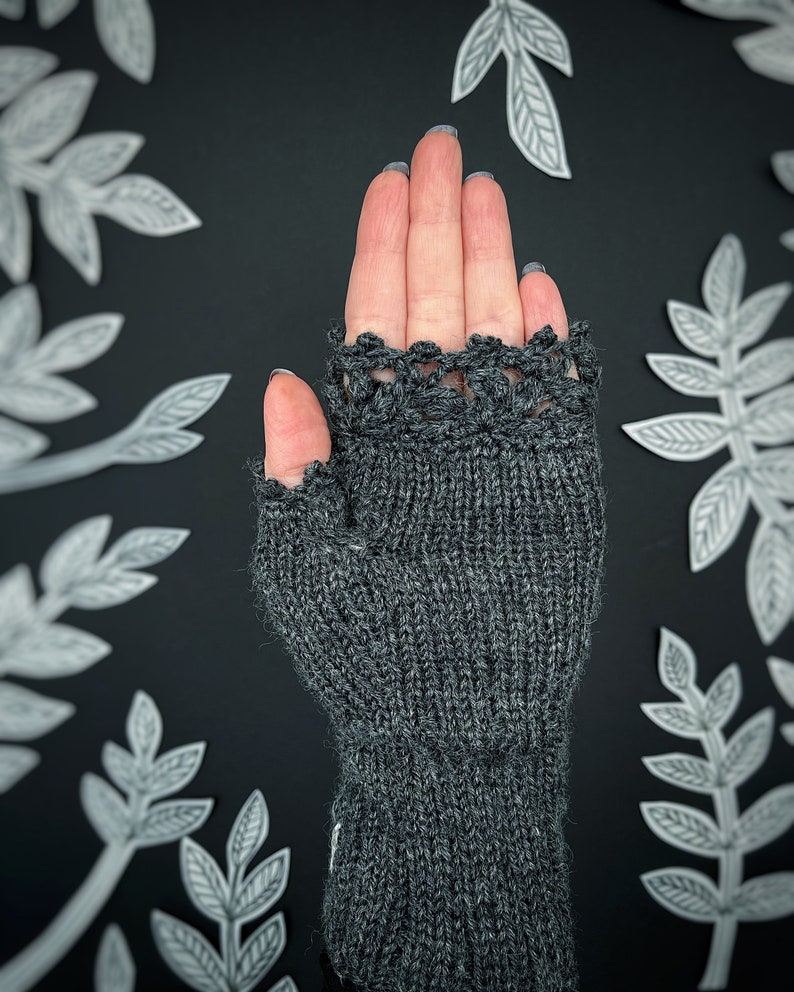 Guantes de San Valentín con corazón, guantes sin dedos de punto, guantes con corazón, manoplas bordadas, gris y rojo, regalos para mujer, gris imagen 2