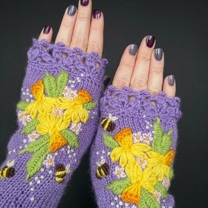 Gants lilas avec jonquilles et abeilles, Gants avec fleurs de printemps, Gants de broderie de fleurs de narcisse, Fleurs jaunes, Jonquilles en fleurs image 6