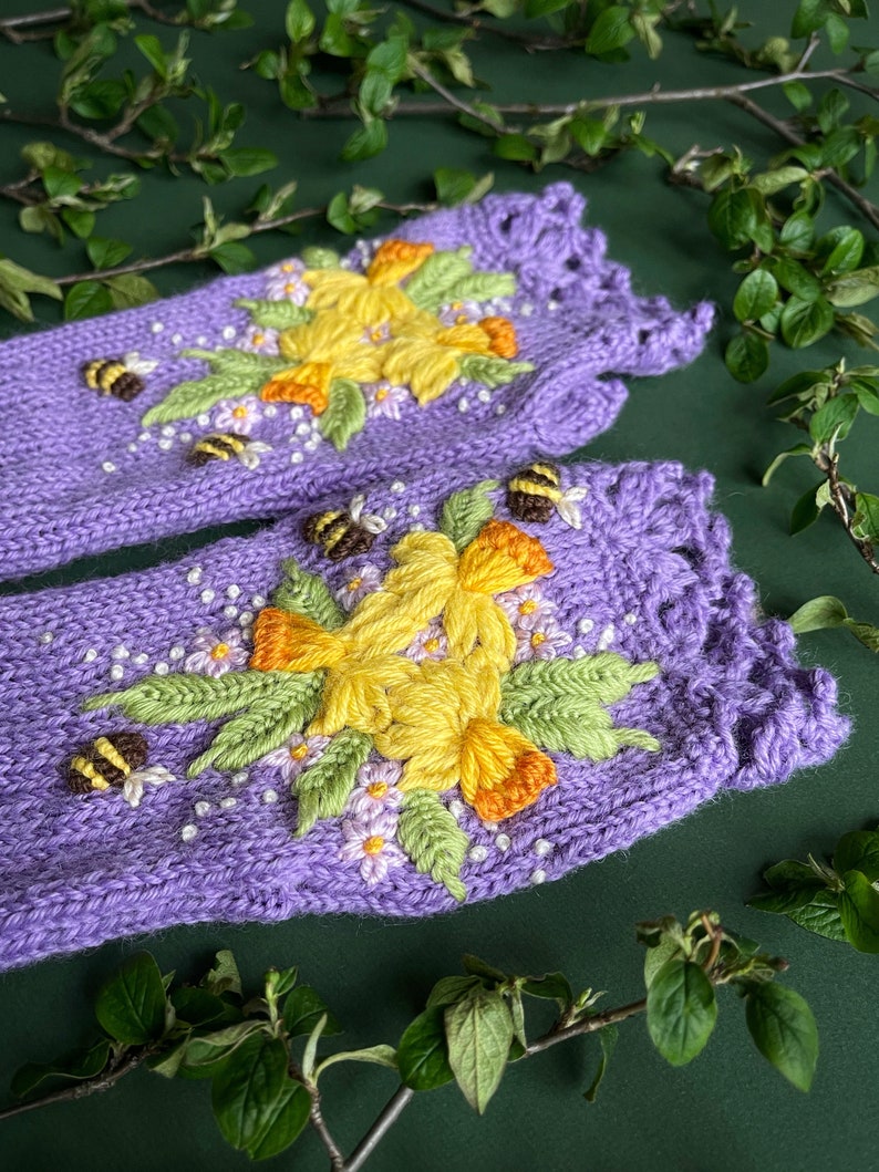 Gants lilas avec jonquilles et abeilles, Gants avec fleurs de printemps, Gants de broderie de fleurs de narcisse, Fleurs jaunes, Jonquilles en fleurs image 8