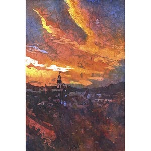 Puede incluir: Una pintura de acuarela de una ciudad al atardecer. El cielo es de un naranja y amarillo vibrantes, con vetas de morado y azul. Un campanario de iglesia es visible en el centro de la pintura, con edificios y árboles que lo rodean.