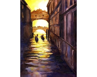 Puede incluir: Pintura a la acuarela de una escena de canal veneciano. La obra representa góndolas en el agua, con el Puente de los Suspiros al fondo. La pintura utiliza tonos cálidos de amarillo y marrón para capturar la luz del sol reflejada en el agua y los edificios.