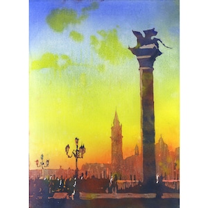 Puede incluir: Pintura a la acuarela de un paisaje urbano veneciano al atardecer. La obra presenta una columna alta coronada por un león alado, un hito prominente. El cielo transita del azul al amarillo, con siluetas de edificios y figuras.