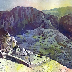 Puede incluir: Una pintura de acuarela de un pequeño pueblo enclavado en un paisaje montañoso. El pueblo está pintado en tonos de gris y blanco, con algunos toques de amarillo y verde. Las montañas están pintadas en tonos de morado y azul, con un toque de rosa en el cielo.