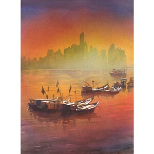 Puede incluir: Una pintura de acuarela de un horizonte urbano al atardecer con varios barcos pequeños en primer plano. El cielo es de un naranja y amarillo vibrantes, y el agua es de un azul profundo. Los barcos están silueteados contra la ciudad.