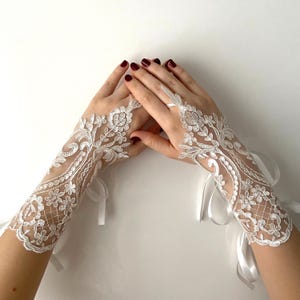 Ivory Bridal Lace Gloves, Fingerless Wedding Lace Glove, Boho Bride Lace Gloves, Elegant Vintage Bridal Accessory, Wedding Lace Cuff Mitten