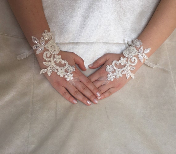 bridesmaid hand accessories
