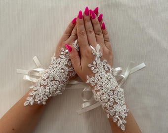 Ivory Lace Bridal Gloves: Elegant Fingerless Wedding Accessory