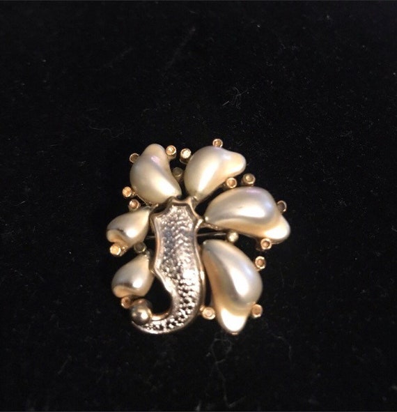 Hattie Carnegie Silver-tone Vintage Faux Pearl Br… - image 7