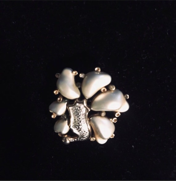 Hattie Carnegie Silver-tone Vintage Faux Pearl Br… - image 8