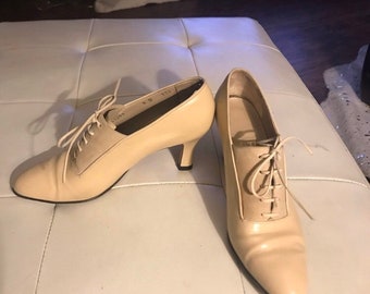 Salvatore Ferragamo Cream Leather Pumps Size 6