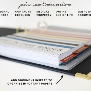 Pu&ograve; includere: Un raccoglitore nero con accenti dorati e schede etichettate per organizzare documenti importanti. Le schede sono etichettate "Finanze personali", "Spese di contatto", "Propriet&agrave; medica", "Fine vita online" e "Documenti di emergenza". Il raccoglitore &egrave; aperto per rivelare pagine bianche con il testo "Just in Case Binder Legacy Planner".