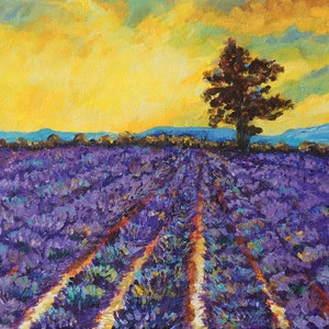 Puede incluir: Una pintura de un campo de lavanda con un solo &aacute;rbol en la distancia. El cielo es de un amarillo vibrante con nubes. La lavanda es de un color morado intenso.