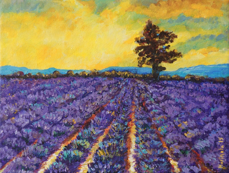 Puede incluir: Una pintura de un campo de lavanda con un solo &aacute;rbol en la distancia. El cielo es de un amarillo vibrante con nubes. La lavanda es de un color morado intenso.
