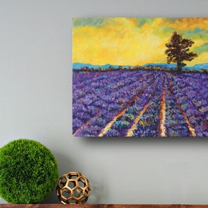 Puede incluir: Una pintura de un campo de lavanda con un solo &aacute;rbol en el centro. El cielo es de un amarillo brillante con algunas nubes. El campo es de un morado vibrante con filas de plantas de lavanda.