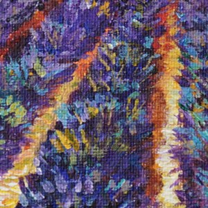 Puede incluir: Un primer plano de una pintura al &oacute;leo que representa un campo de flores moradas con vetas de pintura amarilla y naranja. Las pinceladas son visibles y crean un efecto texturizado.