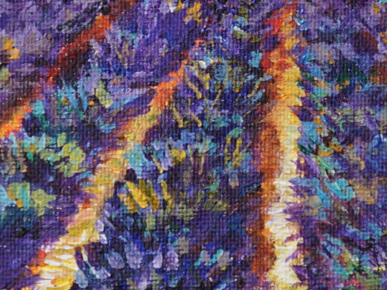 Puede incluir: Un primer plano de una pintura al &oacute;leo que representa un campo de flores moradas con vetas de pintura amarilla y naranja. Las pinceladas son visibles y crean un efecto texturizado.
