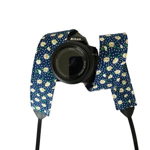 Blue Daisies Camera Strap / DSLR Camera Strap for Nikon, Canon, Sony and more / Fabric Camera Strap