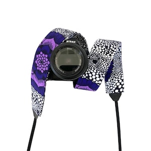 紫と黒の花柄カメラストラップ / Nikon、Canon、Sonyなど対応のDSLRカメラストラップ / 布製カメラストラップ