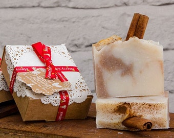 Savon naturel à la cannelle, emballé dans une boîte cadeau de Noël, cadeau de Noël