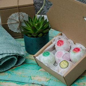 5 Randomly Chosen Bath Bombs Collection in a Gift Box, Vegan image 4