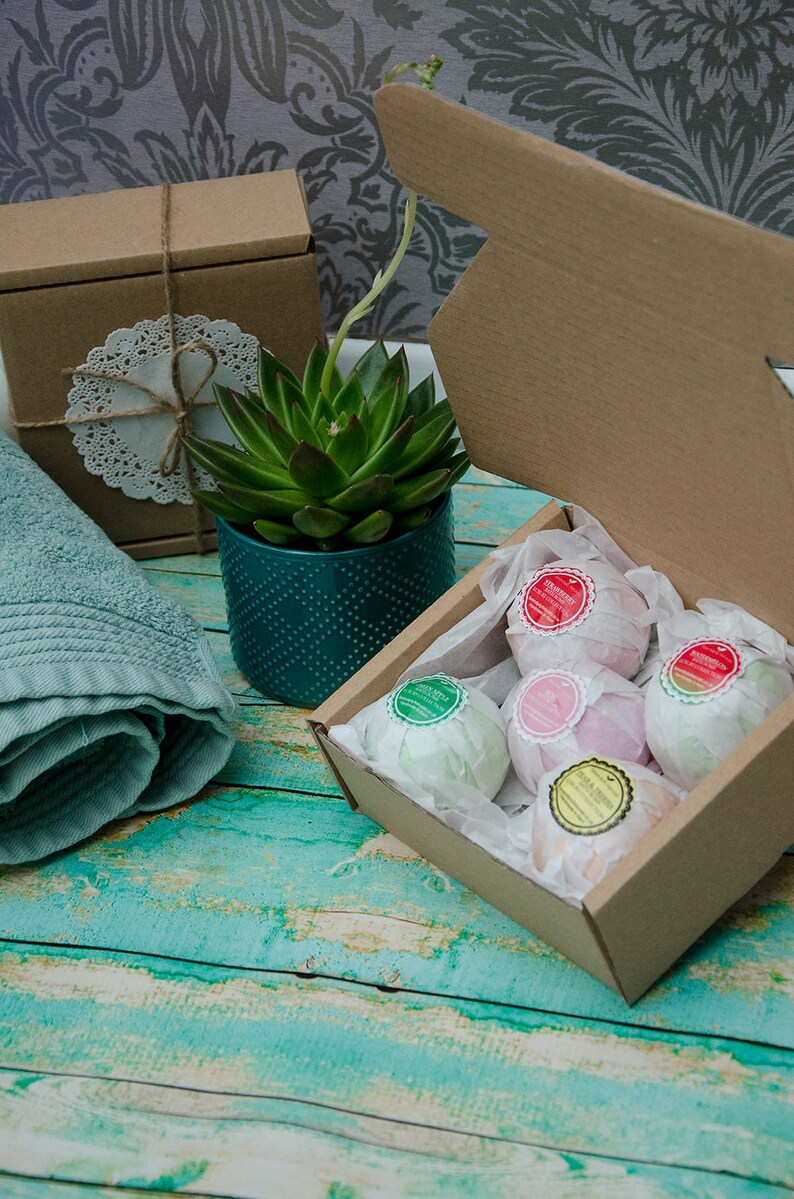 5 Randomly Chosen Bath Bombs Collection in a Gift Box, Vegan image 4