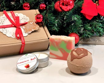 Boîte cadeau de Noël avec savon parfumé de Noël choisi au hasard, baume à lèvres et baume à lèvres ou bombe de bain dans une boîte brune et décorations de Noël