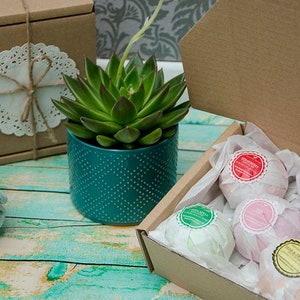 5 Randomly Chosen Bath Bombs Collection in a Gift Box, Vegan image 3