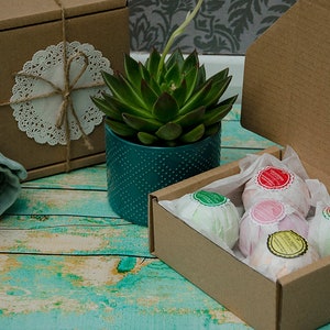 5 Randomly Chosen Bath Bombs Collection in a Gift Box, Vegan image 5