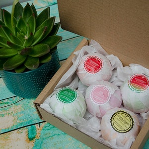 5 Randomly Chosen Bath Bombs Collection in a Gift Box, Vegan image 1