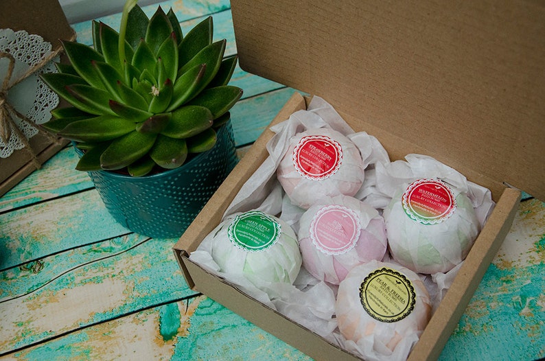 5 Randomly Chosen Bath Bombs Collection in a Gift Box, Vegan image 1