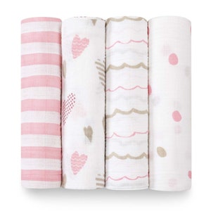 Può includere: Set di quattro fasce per neonati in mussola bianca con motivi rosa e marroni. Le fasce presentano strisce, cuori, onde e pois.