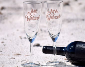 Personalized Wedding Flutes 2 Toasting Flutes Engraved Wedding Flute Monogram Toasting Flutes Bride & Groom Champagne Flutes Wedding Glasses