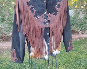Chaqueta de cuero con flecos para mujer Tribe America, talla 12 pequeña, vintage, de ante negro y cuero marrón, con tachuelas plateadas y bolsillos forrados de piel.
