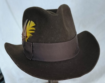 Chapéu Stetson Mallory masculino, estilo Fedora, tamanho 7, marrom escuro, com penas, em excelente estado vintage.