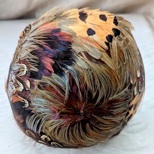 Vintage URBI Designer Feather Hat. Multicolored Cloche 1950s Superb Condition