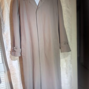 Men&#39;s Bill Blass Trench Coat, Taupe Gray, Lined 40L, Excellent Vintage Condition, Removable Thermal Lining
