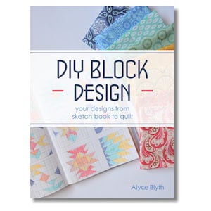 Op de afbeelding: Boekomslag van "DIY Block Design" met de ondertitel "your designs from sketchbook to quilt". De afbeelding toont stofstalen en open schetsboeken met kleurrijke quiltblokontwerpen. De naam van de auteur, Alyce Blyth, staat onderaan.