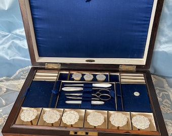 Costurero antiguo de la década de 1860 con accesorios de nácar.
