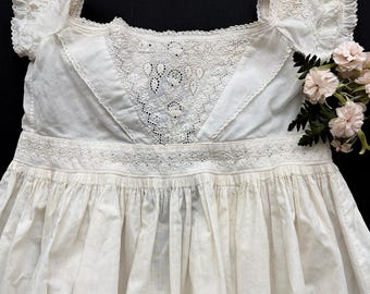 Vestido de muselina de 1840 con bordado blanco y volantes.