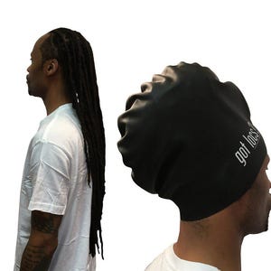 Puede incluir: Gorro negro con el texto "got locs?" en blanco. El gorro lo lleva una persona con una camiseta blanca. La imagen está sobre un fondo blanco.