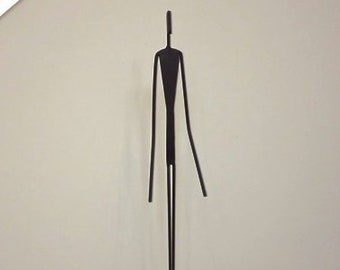 Minimalistisch, nieuwsgierig, dun metalen figuur op houten voet. 27,5 "x 7,5" x 4,5 ". Office / Home Decor Beeldje Sculptuur Standbeeld Handgemaakt in de VS